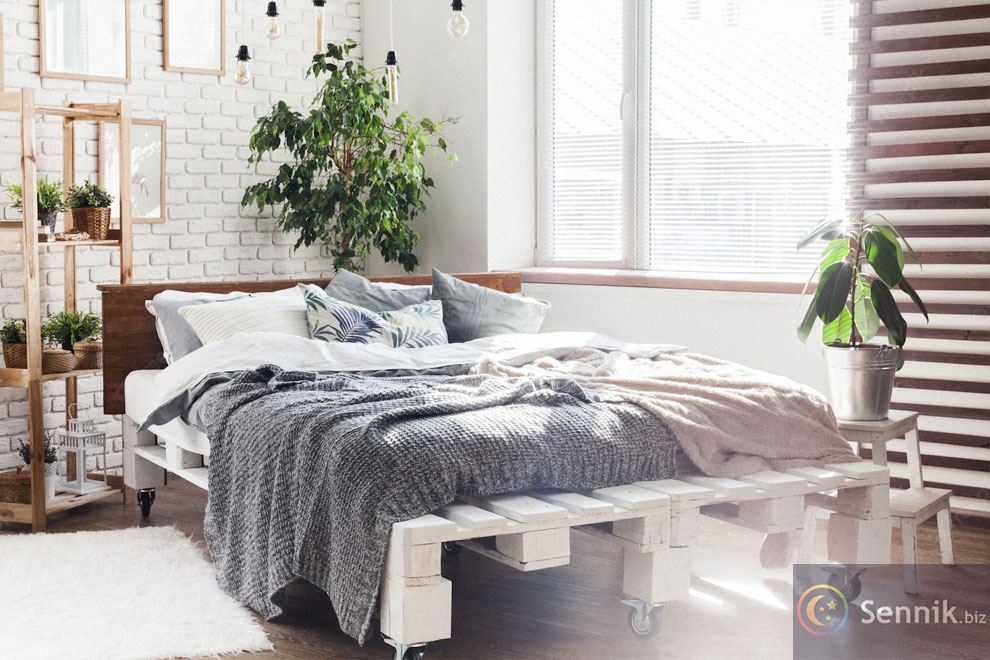 łóżko drewniane z palet